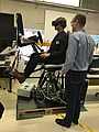 Am Institut für Robotik wird mit einer VR-Brille die Fahrt über eine Rennstrecke simuliert. Der Fahrersitz ist komplett beweglich und liefert somit ein realistisches Fahrerlebnis. Foto: Business Upper Austria