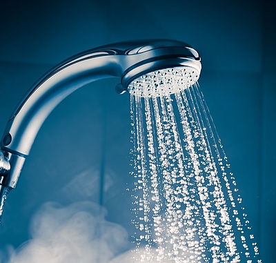 In unseren Breitengraden ist vor allem das Duschen ein enormer „Wasserfresser“. © Rabmer 