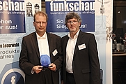 : Sven Laurösch, Produktmanagement IT bei Rittal, und Markus Kien mit dem Award der funkschau-Leserwahl im Herbst 2016 | Quelle: Rittal GmbH
