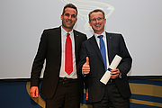 TÜV Austria Niederlassungsleiter Hannes Obermoser gratuliert zum 2. Platz | Quelle: Denios GmbH