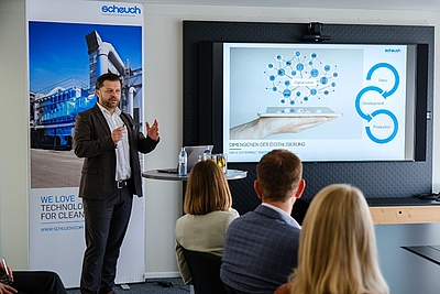 Oliver Meinhart (Director Digitalisation and Business Processes, Scheuch Management Holding GmbH) erläutert die Inhalte der Digitalisierung bei Scheuch. © Scheuch
