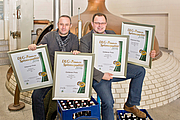 Überzeugende Qualität: Geschäftsführer Christian Aigner (l.) und Braumeister Josef Niklas mit den „goldenen“ und „silbernen“ DLG-Urkunden. | Quelle: Brauerei Ried GmbH