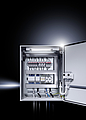Das Kompakt-Schaltschrank AE von Rittal bietet mit der Innenaus-bauschiene vielfältige Ausbaumöglichkeiten | Quelle: Rittal GmbH