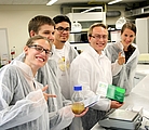 Quelle: FH Wieselburg | Master-Studierende testen im Labor, wie man aus Reststoffen wie z.B. Weizenstroh statt Lebensmitteln Bioethanol für Benziner herstellt.