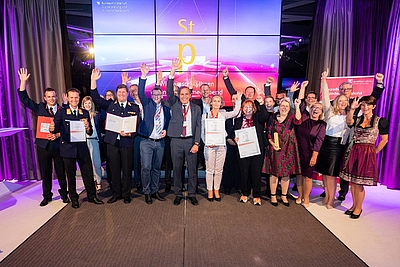 Gruppenfoto Staatspreis Unternehmensqualität-Gewinner VOEST-ALPINE Stahlstiftung 2021 mit den Kategorie-Siegern und den Jury-Preisträgern 2021 