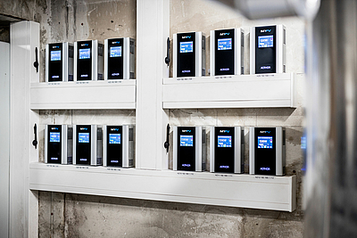 Zwölf AC•THOR-Leistungssteller übertragen die aktuell verfügbare PVLeistung auf die Heizstäbe. © my-PV GmbH