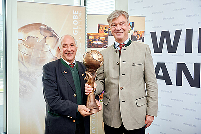 Generaldirektor Werner Steinecker mit Wolfgang Neumann (Energy Globe) © Energie AG