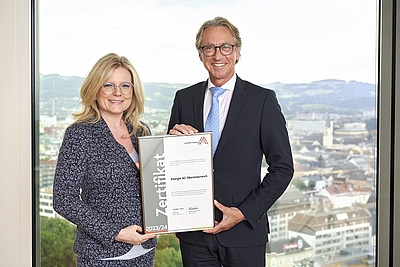 Monica Rintersbacher, Geschäftsführerin Leitbetriebe Austria mit Energie AG-CEO Leonhard Schitter bei der Zertifikatsübergabe