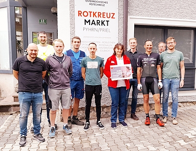 Das Team rund um DANA | JELD-WEN Türen GmbH übergibt die Spende an die freiwillige Mitarbeiterin Regina Wurmhöriger vom Rotkreuz-Markt Pyhrn/Priel. © Rotes Kreuz Kirchdorf