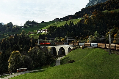 Durch verstärkten Schienen- statt LKW-Transport reduzieren die Rohrdorfer Zementwerke in Gmunden und Rohrdorf aktuell 5.500 Tonnen CO2 pro Jahr, das entspricht rund 50.000 LKW-Fahrten