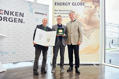 Ehrenmedaille in der Kategorie FEUER – v. l. Energy Globe Initiator Wolfgang Neumann, Geschäftsführer Dominik Mittermayr, Energie AG-Generaldirektor Werner Steinecker