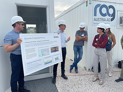 Stephan Bauer, Leiter Power to Gas Innovation und Entwicklung bei RAG, besichtigte mit den Teilnehmer:innen das Underground Sun Storage