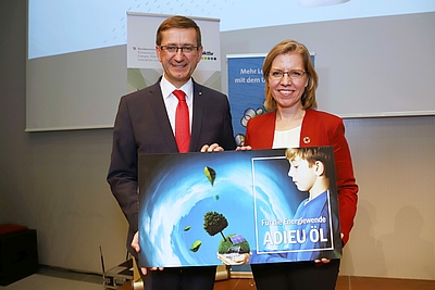 Wirtschafts- und Energie-Landesrat Markus Achleitner mit Klimaschutzministerin Leonore Gewessler © Land OÖ / Andreas Maringer