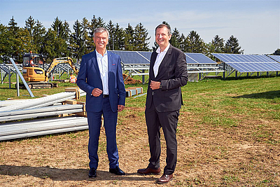 Generaldirektor Werner Steinecker, Technikvorstand Stefan Stallinger im Hintergrund mit dem SolarCampus Eberstalzell