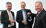 Generaldirektor Dr. Leo Windtner versorgt die Geschäftsführer DI Hasenleithner und Mag. Kriegner mit Trinkwasser | Quelle: Energie AG