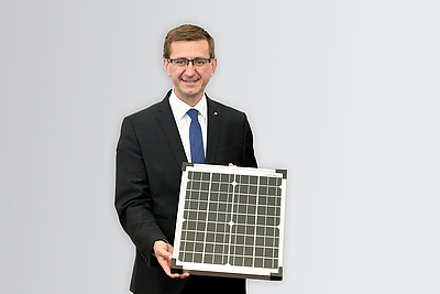 Wirtschafts- und Forschungs-Landesrat Markus Achleitner mit einem Solarpaneel © Land OÖ/Denise Stinglmayr 