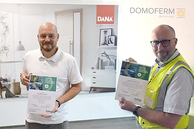 Stefan Purrer (links im Bild) und Johann Huber sind stolz auf die neuen Zertifikate welche den Bezug von Strom aus 100% erneuerbarer Energie bescheinigen. © DANA | JELD-WEN Türen GmbH