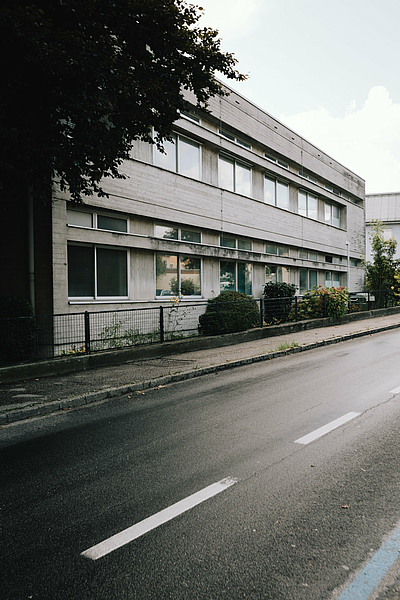 Das leerstehende Betriebsgebäude mitten in Kremsmünster soll ressourcenschonend unter Bürgerbeteiligung wiederbelebt werden.  © SCHALTwerk/Heidlmair Kommunikation