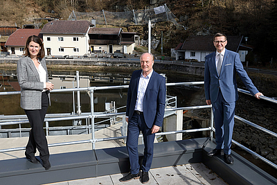 v.l.: FFG-Geschäftsführerin Henrietta Egerth, Christoph Wagner, Geschäftsführer von WWS Wasserkraft, und Wirtschafts- und Energie-Landesrat Markus Achleitner