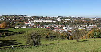 Kremsmünster will von der ausgestorbenen zur postfossilen Zero Emission Stadt werden.  © Bwag/Wikimedia