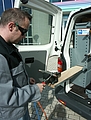 Dank der Ausstattung des Servicebusses kann der Techniker sämtliche Reparaturen und Wartungsarbeiten von Klimageräten vor Ort durchführen | Quelle: Rittal GmbH