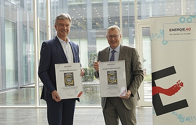 Energie AG-Generaldirektor Werner Steinecker und Werner Beutelmayer (Market Institut) bei der Zertifikats-Übergabe