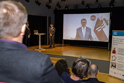 Wirtschafts- und Forschungs-Landesrat Markus Achleitner begrüßte die Teilnehmerinnen und Teilnehmer an der Horizon-Europe-Jahreskonferenz mit einer Videobotschaft. ©foto-pils