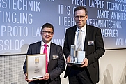 Freuen sich über den Best of Industry Award 2017 für die Rittal Kühlgeräte Blue e+: Frank Himmelhuber (r.), Geschäftsbereichslei-ter Forschung & Entwicklung bei Rittal, und Martin Kandziora (l.), Hauptabteilungsleiter Marktkommunikation bei Rittal. |
