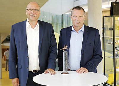 CEO Gerald Hanisch und CFO Günther Weissenberger freuen sich, dass neben den wirtschaftlichen Erfolgen sowohl das Bekenntnis zum Standort Oberösterreich als auch der konsequente Weg der Nachhaltigkeit gewürdigt wurde.