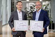 abatec Vorstände Matthias Gattinger und Christian Nuck freuen sich über die neuerliche Zertifizierung | Fotocredit: abatec electronic solutions