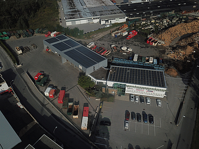 Dächer mit den PV-Modulen, Energie AG Umwelt Service Standort in Ötztal-Bahnhof