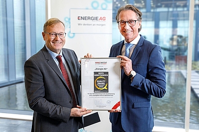 Energie AG-CEO Leonhard Schitter und Werner Beutelmayer (Market Institut) bei der Zertifikatsübergabe