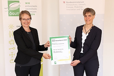 Überreichung des ÖGUT-Umweltpreises v.l.n.r. Monika Auer (ÖGUT), Dina Bacovsky (BEST)