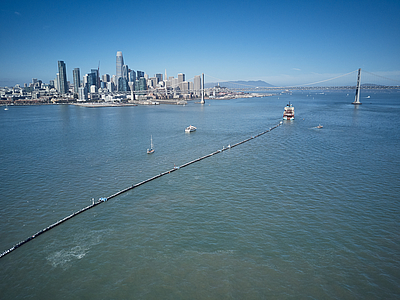 Das 600 m lange Ocean Cleanup System wurde am 08. September von San Francisco aus zum Einsatzort in das große pazifische Müllfeld gezogen. (c)The Ocean Cleanup